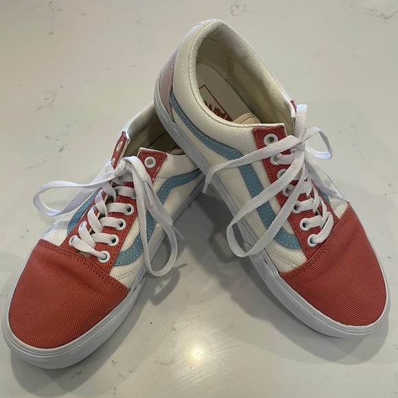 Vans Shoes - Vans low top platform womens’ shoe, size 10